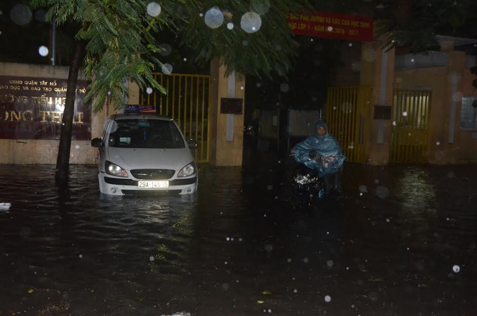 Xã hội - Hà Nội: Mưa lớn, đường phố ngập nặng, hàng loạt xe chết máy (Hình 3).