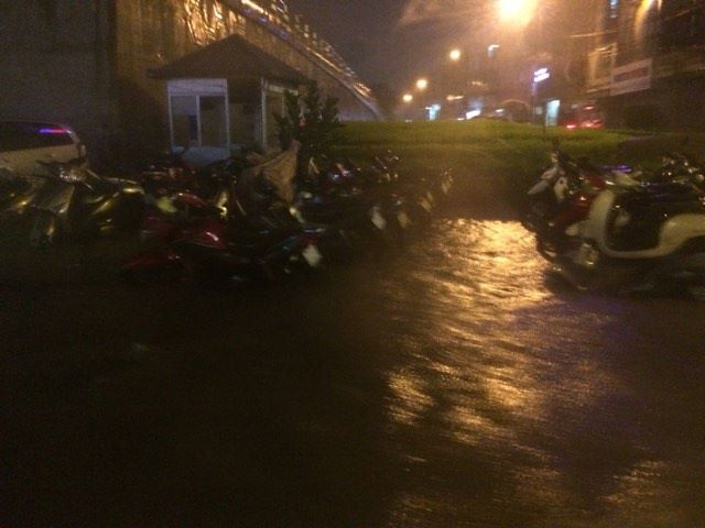 Xã hội - Hà Nội: Mưa lớn, đường phố ngập nặng, hàng loạt xe chết máy (Hình 5).