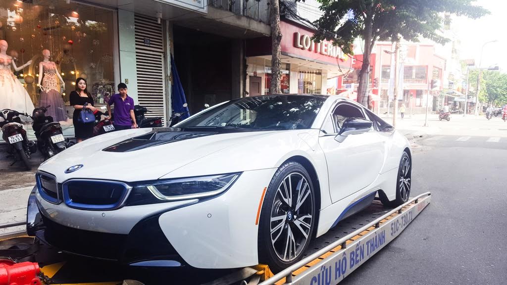 Xe++ - 'Lộ' danh tính người chồng mua siêu xe 7 tỷ BMW i8 tặng sinh nhật vợ (Hình 7).