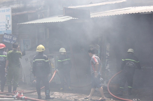 Ph&aacute;p luật - TP.HCM: Ch&aacute;y lớn tại Phan Huy &Iacute;ch, to&agrave;n bộ cửa h&agrave;ng bị thi&ecirc;u rụi