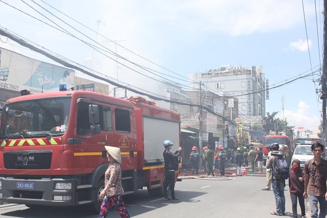 Ph&aacute;p luật - TP.HCM: Ch&aacute;y lớn tại Phan Huy &Iacute;ch, to&agrave;n bộ cửa h&agrave;ng bị thi&ecirc;u rụi (H&igrave;nh 6).
