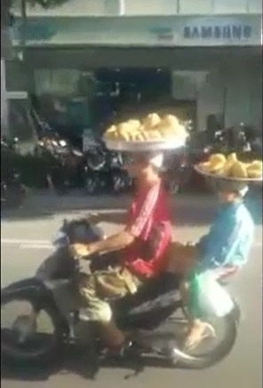 Ph&aacute;p luật - Đi xe m&aacute;y đội b&aacute;nh tr&ecirc;n đầu, hai bố con khiến d&acirc;n mạng cho&aacute;ng v&aacute;ng