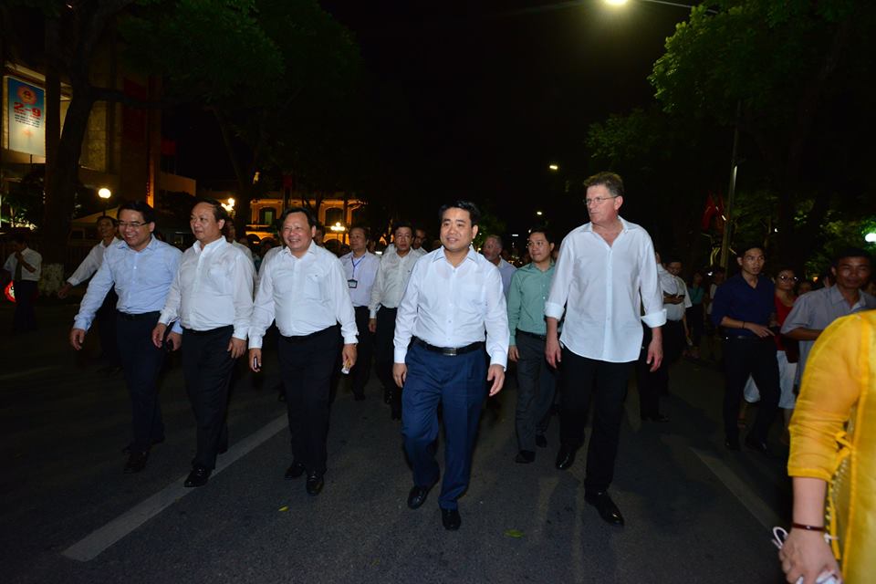 Xã hội - Chủ tịch Hà Nội dạo bộ, mua tò he, chụp ảnh cùng du khách (Hình 2).