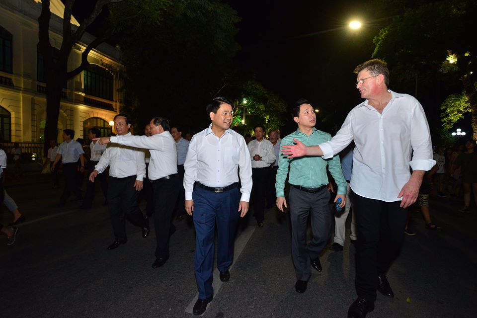 Xã hội - Chủ tịch Hà Nội dạo bộ, mua tò he, chụp ảnh cùng du khách (Hình 4).