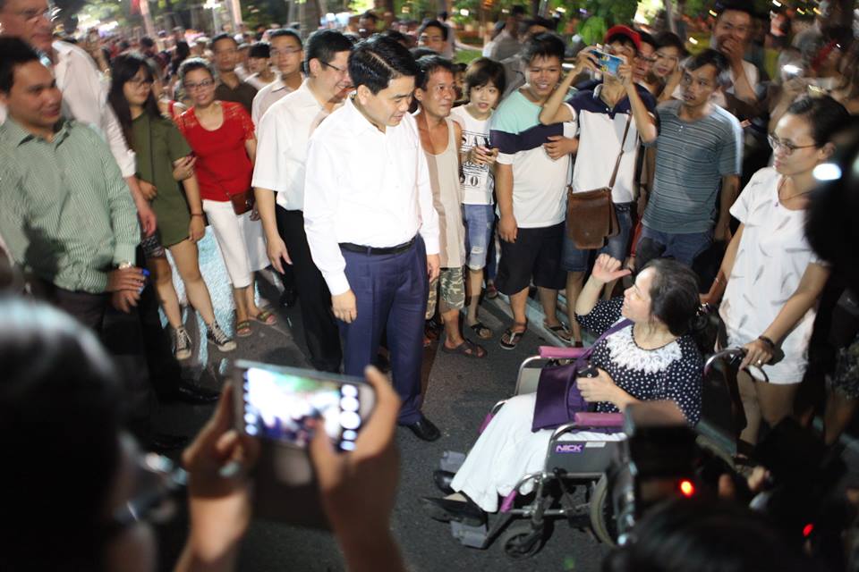 Xã hội - Chủ tịch Hà Nội dạo bộ, mua tò he, chụp ảnh cùng du khách (Hình 6).