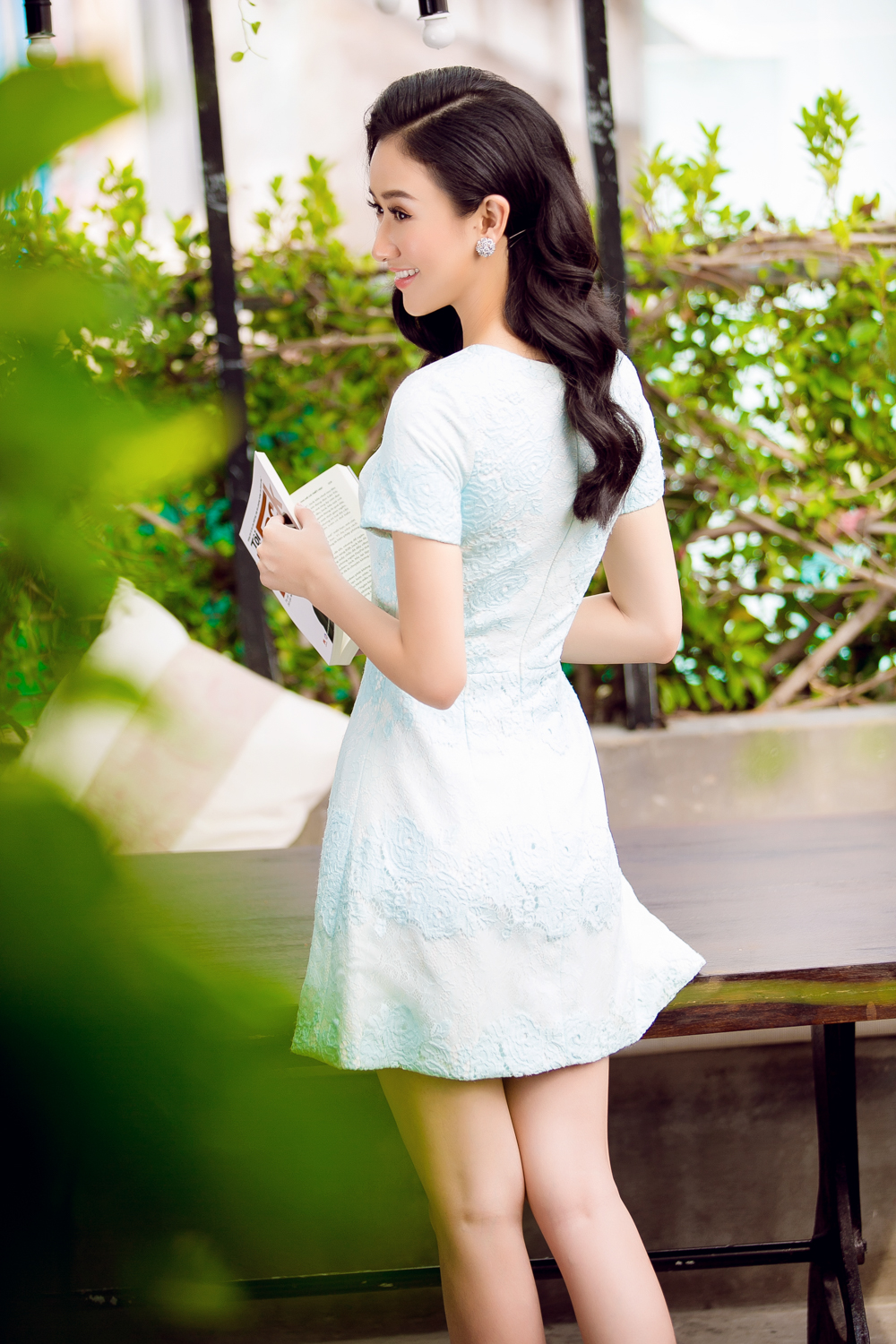 Giải trí - Á hậu Hà Thu diện đầm nửa kín nửa hở, khoe vòng 1 căng đầy (Hình 2).