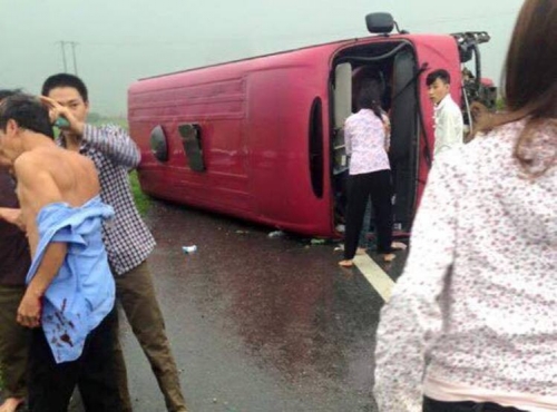 Xã hội - Xe khách bị lật ở cao tốc Pháp Vân – Cầu Giẽ chạy hơn 80km/h