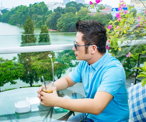 Giải trí - Bằng Kiều mặc sơ mi hoa, thảnh thơi ngắm phố phường Hà Nội (Hình 2).