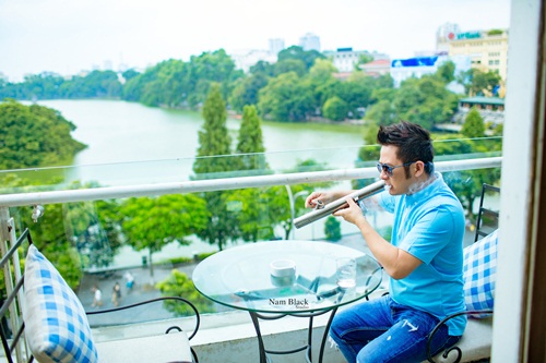 Giải trí - Bằng Kiều mặc sơ mi hoa, thảnh thơi ngắm phố phường Hà Nội (Hình 4).