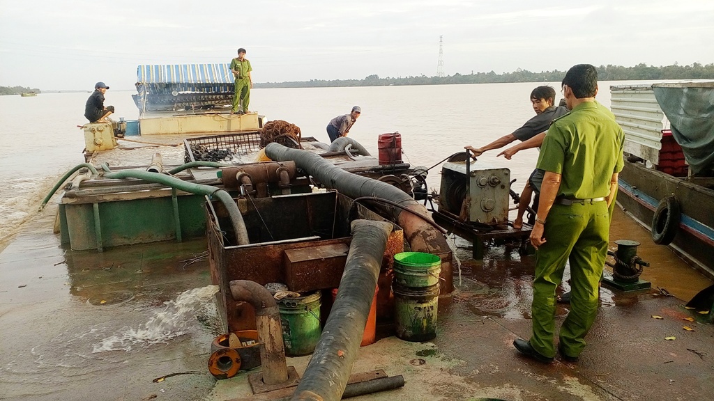 Pháp luật - Bắt giữ sà lan hút cát trái phép trên sông Bang Tra