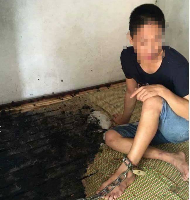 Pháp luật - Con ngáo đá 2 lần đốt nhà, mẹ đau xót xích chân con trong nhà kho