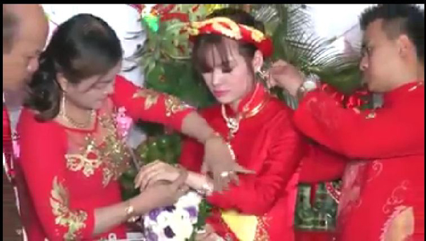 Giải trí - Dân mạng 'choáng' với hồi môn đám cưới khủng gần 11 tỷ ở miền Trung (Hình 2).