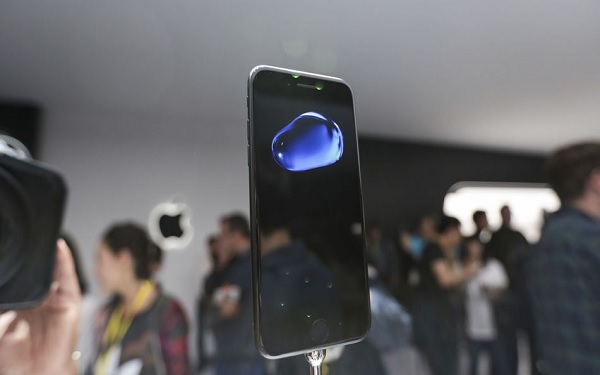 Công nghệ - iPhone 7 và 7 Plus phiên bản đen bóng 'cháy hàng' toàn cầu