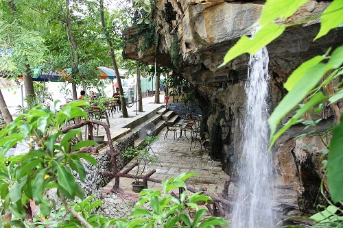 Xã hội - Cận cảnh quán cà phê trong hang đá có 1-0-2 tại miền tây xứ Nghệ (Hình 2).