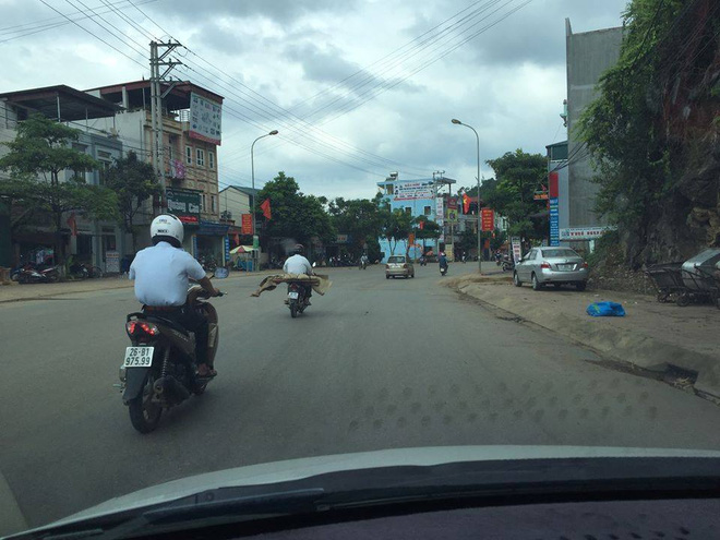 Pháp luật - Quá nghèo, người đàn ông cuốn chiếu chở thi thể về nhà bằng xe máy (Hình 2).