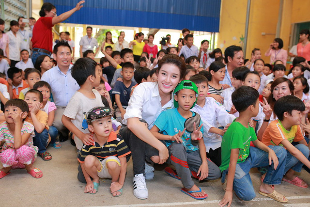 Giải trí - Á hậu Huyền My 'hẹn hò' cùng NS Quang Tèo, Giang Còi (Hình 9).