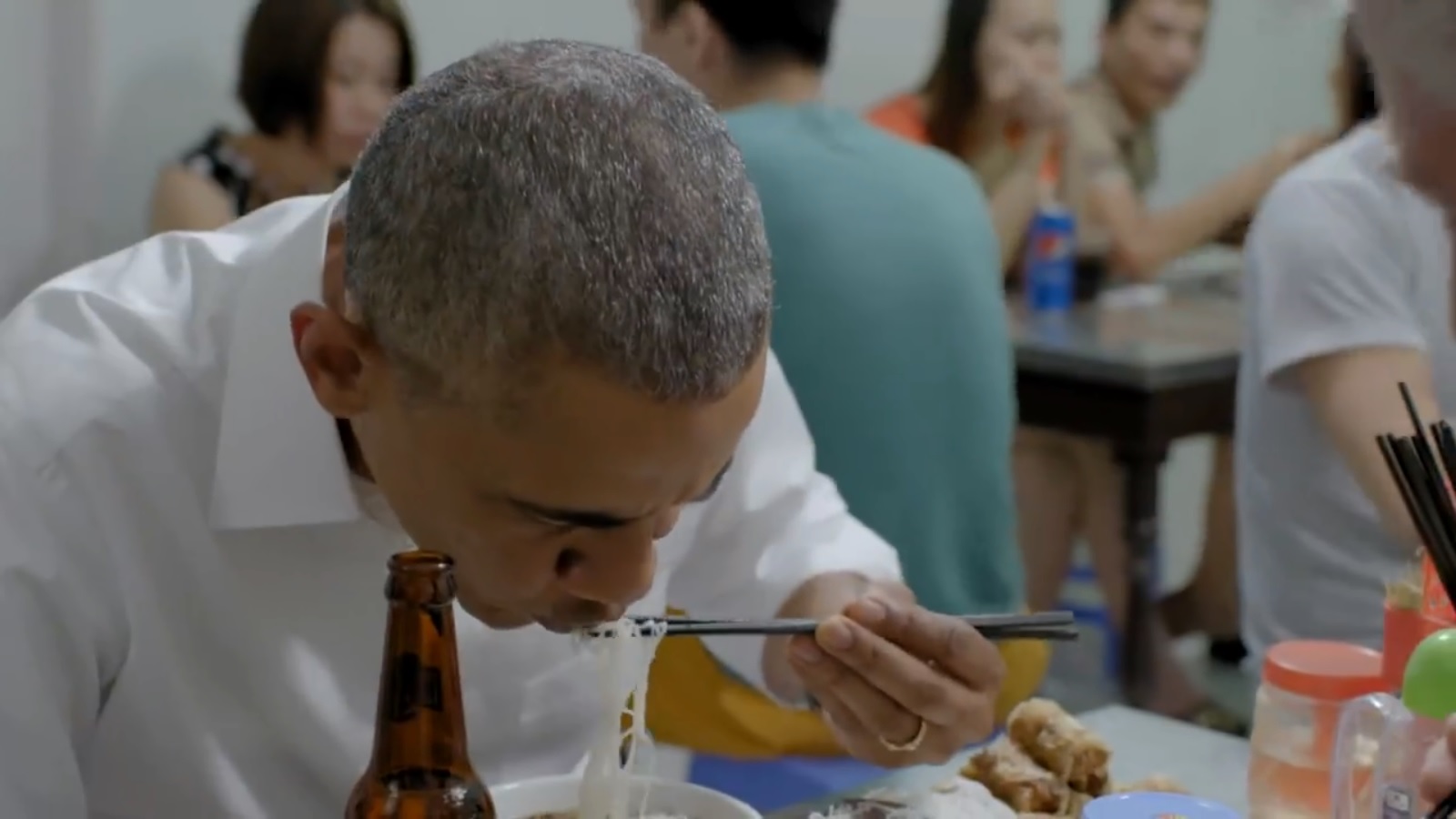 Giải trí - CNN hé lộ đoạn phim đầu tiên về bữa bún chả của Obama ở Hà Nội (Hình 2).