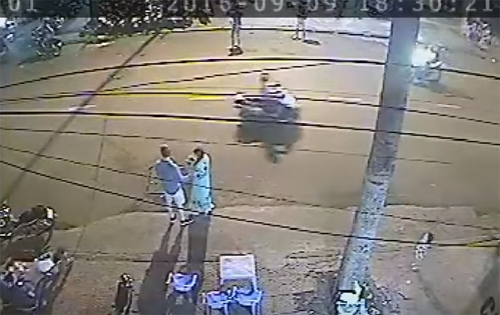 Ph&aacute;p luật - Vợ chồng T&acirc;y bị cướp giật t&uacute;i x&aacute;ch, k&eacute;o ng&atilde; giữa phố S&agrave;i G&ograve;n (H&igrave;nh 3).