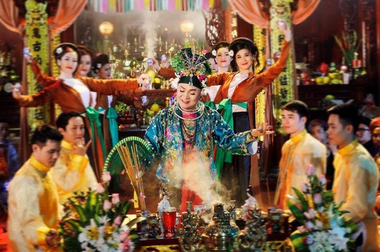 Xã hội - Xuân Hinh đem diễn xướng Hầu đồng lên sân khấu tiền tỷ (Hình 2).