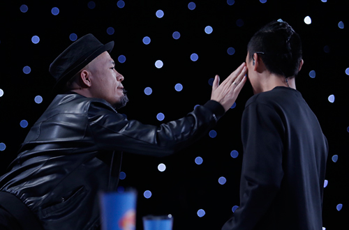 Giải trí - Clip: Huy Tuấn 'tát yêu' thí sinh Vietnam Idol trên sóng truyền hình (Hình 2).