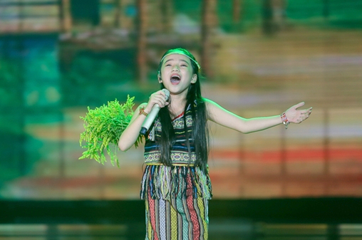 Giải trí - Giọng hát Việt nhí 2016 liveshow 1: Đông Nhi xúc động rơi nước mắt (Hình 3).