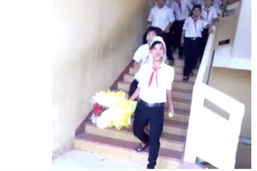 Giải trí - Tranh cãi màn cầu hôn ở hành lang lớp học của cặp đôi học sinh lớp 7