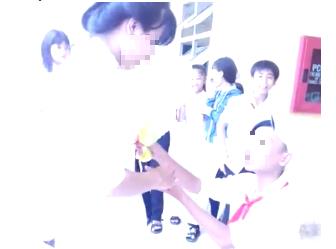 Giải trí - Tranh cãi màn cầu hôn ở hành lang lớp học của cặp đôi học sinh lớp 7 (Hình 2).