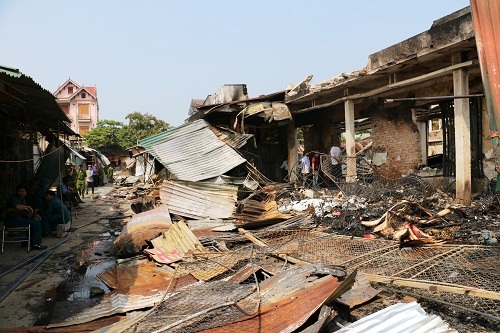 Ph&aacute;p luật - Chợ ch&aacute;y tan hoang, tiểu thương đ&agrave;o bới trong đống đổ n&aacute;t t&igrave;m v&agrave;ng