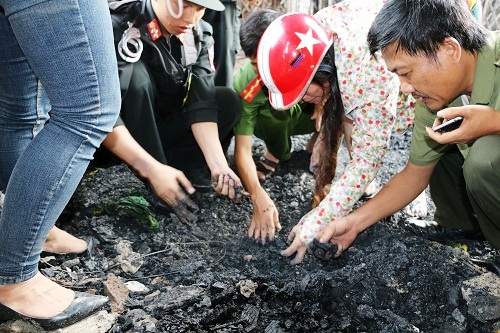 Ph&aacute;p luật - Chợ ch&aacute;y tan hoang, tiểu thương đ&agrave;o bới trong đống đổ n&aacute;t t&igrave;m v&agrave;ng (H&igrave;nh 2).