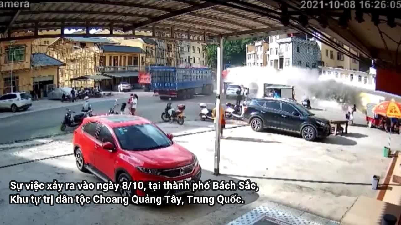 Mới- nóng - Clip: Xe tải lao vào nhà dân, 2 người thoát chết trong gang tấc