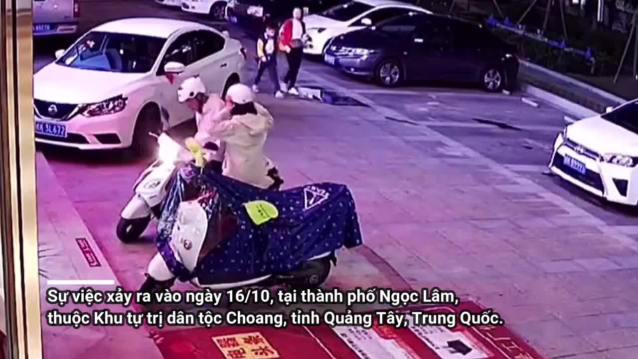 Mới- nóng - Clip: Mẹ phản ứng cực nhanh, cứu con trai thoát nạn trong gang tấc