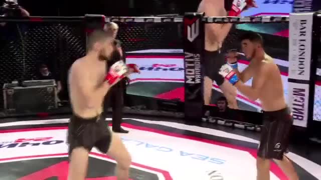 Giải trí - Clip: Tung cú đá nhanh như chớp, cao thủ MMA hạ đối thủ sau 17 giây