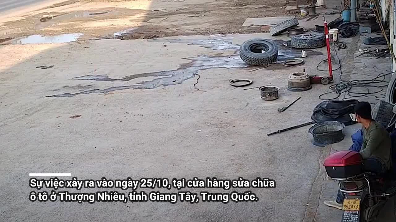 Mới- nóng - Clip: Lốp xe ô tô phát nổ kinh hoàng, người đàn ông hoảng sợ bỏ chạy