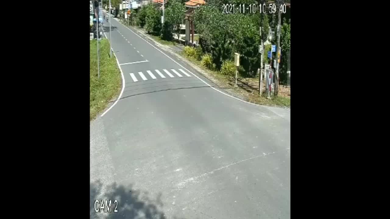 Mới- nóng - Clip: Vượt đèn đỏ, xe cứu thương bị xe ben tông trúng ở Tp.HCM