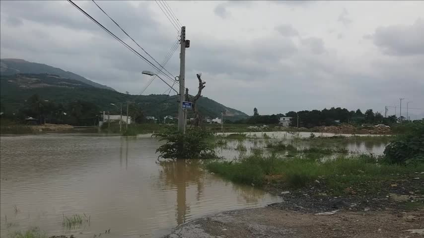 Dân sinh - Khánh Hòa: Mưa lũ gây ngập sâu, sạt lở nhiều nơi (Hình 10).