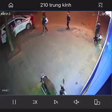 Mới- nóng - Clip: Đang đi bộ, nam thanh niên bị cướp điện thoại trong chớp mắt