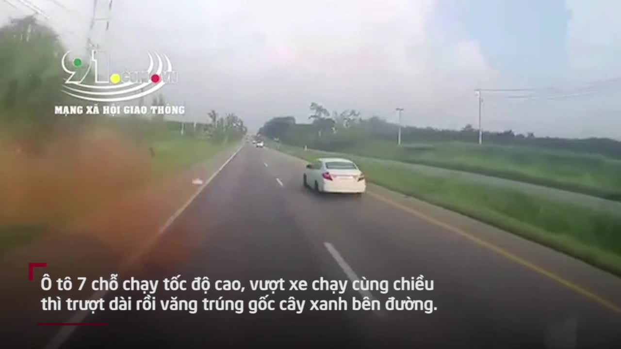 Xa lộ - Clip: Trượt dài trên xa lộ, xe 7 chỗ bẹp dúm khi va vào gốc gây