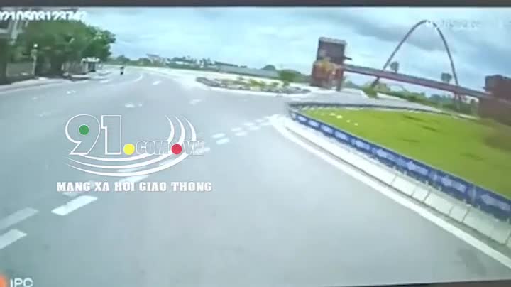 Mới- nóng - Clip: Ôm cua tốc độ cao, thanh niên lao thẳng vào đầu xe khách