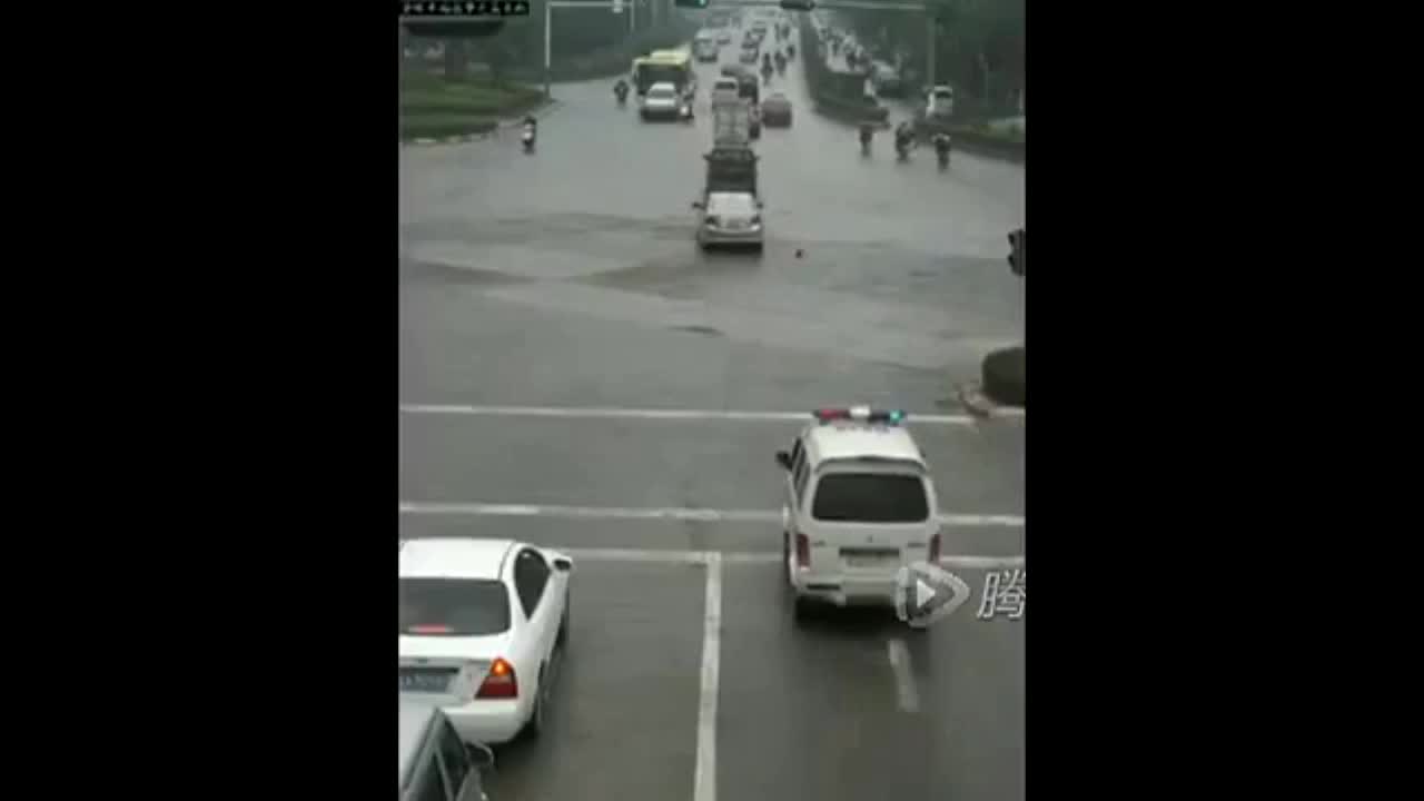 Mới- nóng - Clip: Cố tình vượt đèn đỏ, ô tô tông người đàn ông bay lên nóc xe