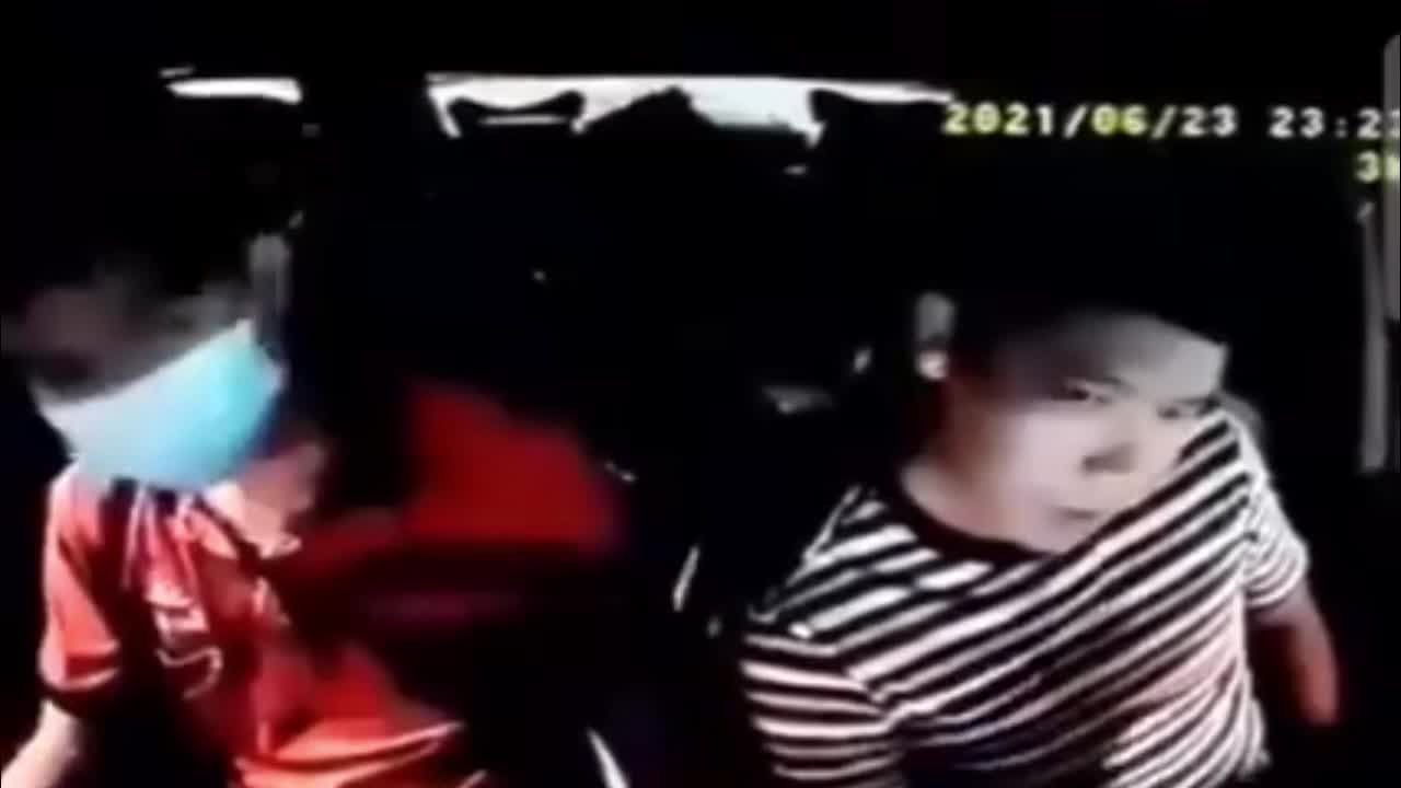 Mới- nóng - Clip: Gã đàn ông liên tục chửi bới, vô cớ hành hung tài xế taxi