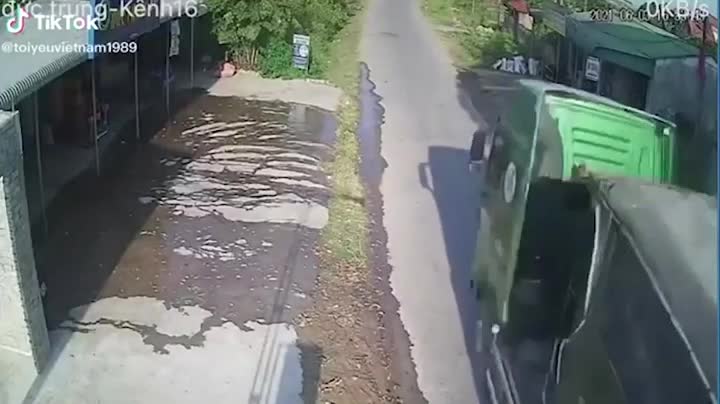 Mới- nóng - Clip: Cố tình vượt ẩu, 2 người đi xe máy suýt bị container cán trúng