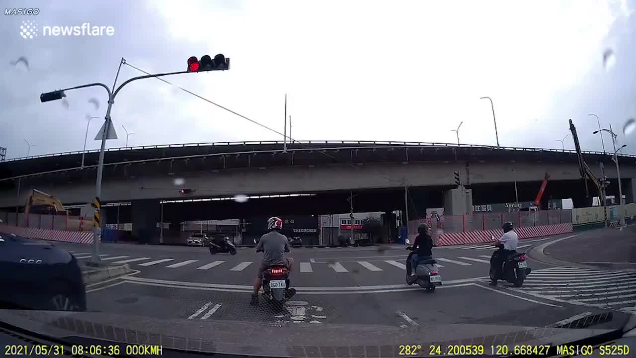Mới- nóng - Clip: Phản xạ xuất thần, người đàn ông thoát nạn trong gang tấc