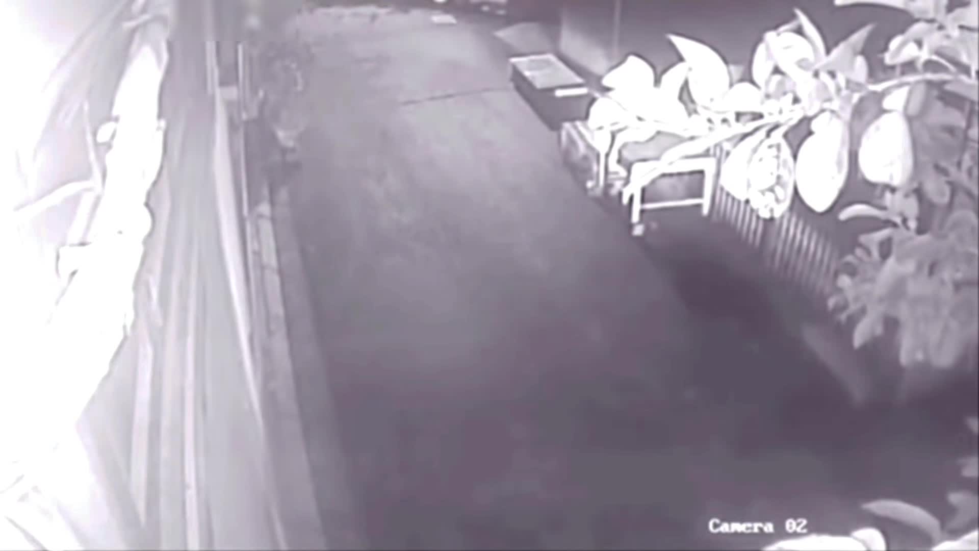 Mới- nóng - Clip: Cướp táo tợn giật túi xách, kéo lê cô gái trong đêm và cái kết