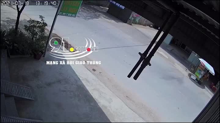 Mới- nóng - Clip: Chạy xe như tên bắn, thanh niên tông trực diện vào đầu ô tô