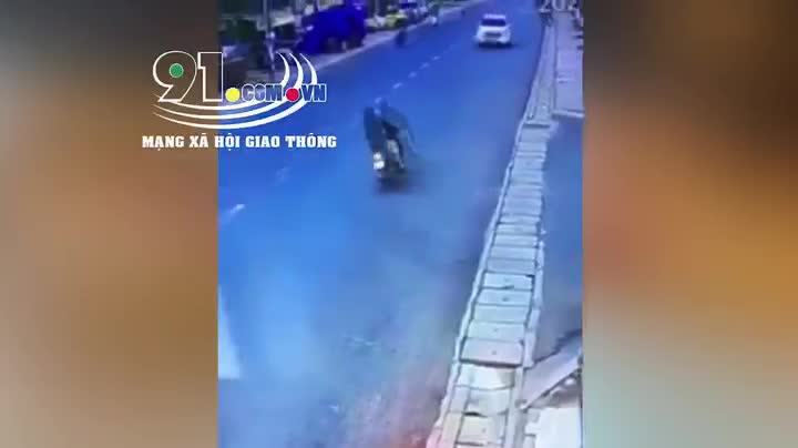 Mới- nóng - Clip: Tông trực diện ô tô chạy lấn làn, 2 người văng lên không trung