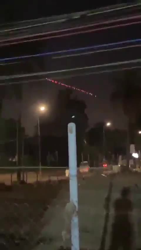 Tiêu điểm - Video Mỹ đánh chặn máy bay cảm tử tấn công Đại sứ quán: Bầu trời Baghdad rực lửa (Hình 3).