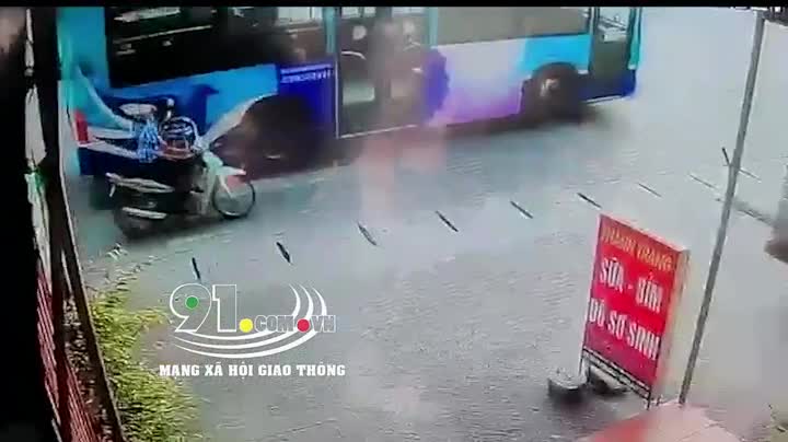 Mới- nóng - Clip: Tránh xe buýt quay đầu, xe tải suýt cán trúng 2 người đi xe máy