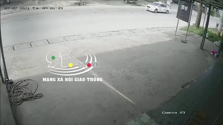 Mới- nóng - Clip: Ô tô chạy lấn làn húc bay nam thanh niên lên không trung