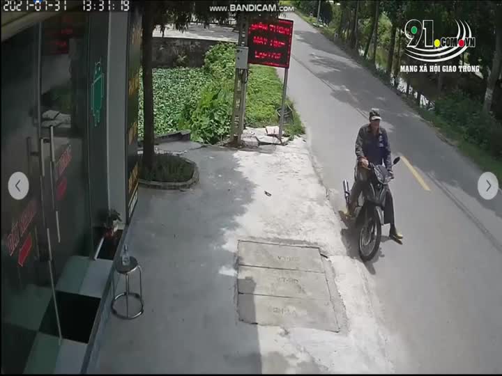 Mới- nóng - Clip: Phản xạ cực nhanh, người đàn ông thoát cú đâm của xe tải