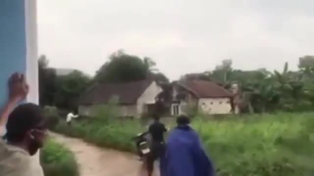 An ninh - Hình sự - Clip: Công an nổ súng uy hiếp, bắt giữ đối tượng giết người bỏ trốn